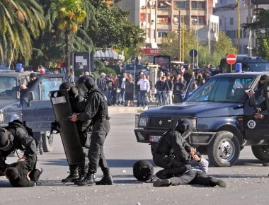 Αλβανικό πογκρόμ κατά Ελλήνων στη Βόρεια Ήπειρο: Μαζικές συλλήψεις μετά την κηδεία Κ.Κατσίφα (upd,φωτό)